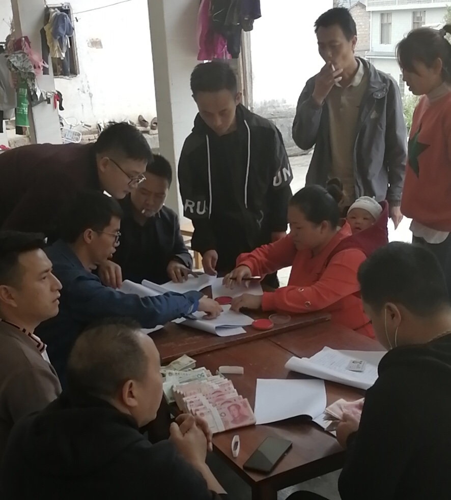 合作社里领分红 家家户户乐悠悠